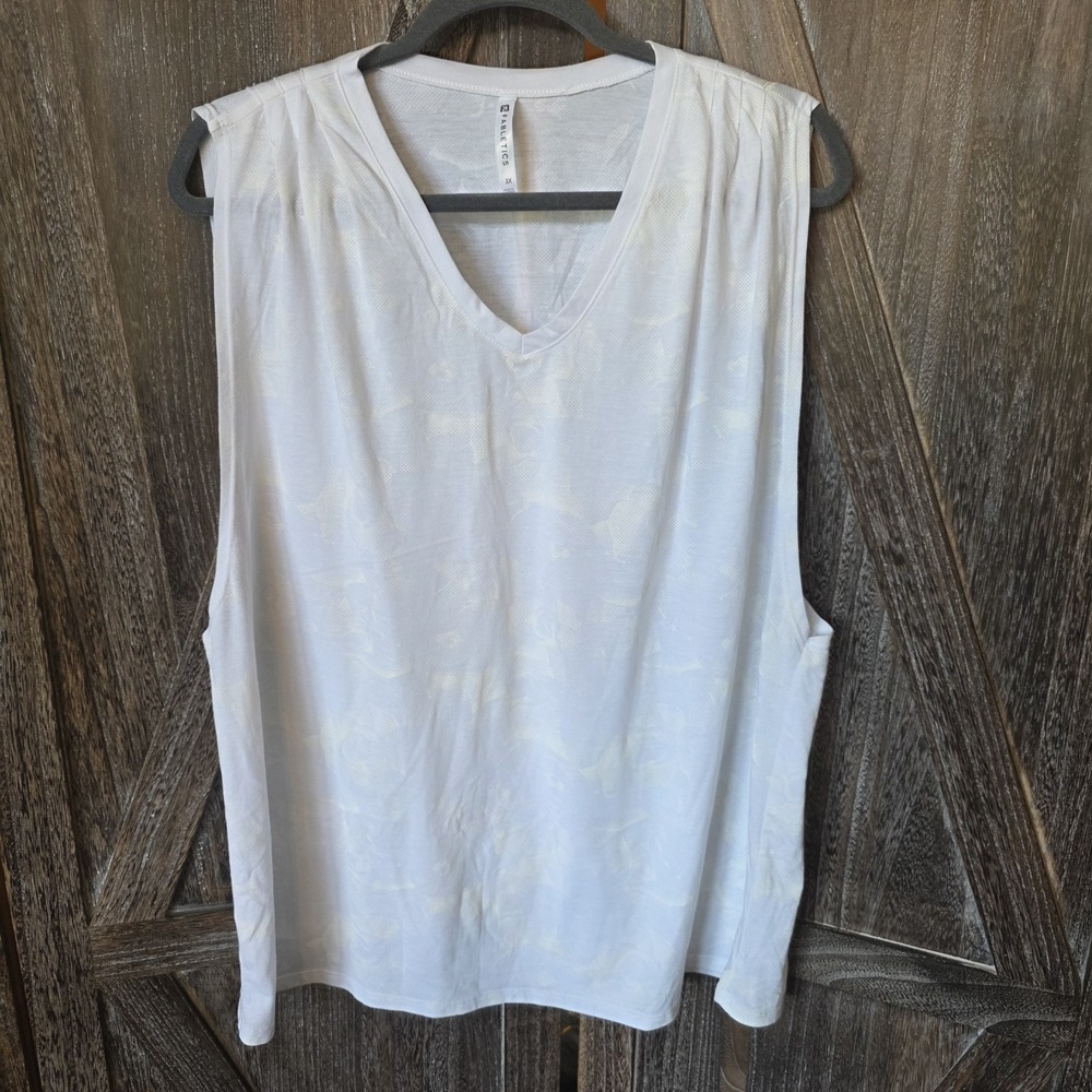 Fabletics Shirt Women's Size 3X‎ White Tank Top Sleeveless Lightweight Patterned